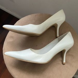 Nine West white pumps size 6 1/2 heel 2 1/2”